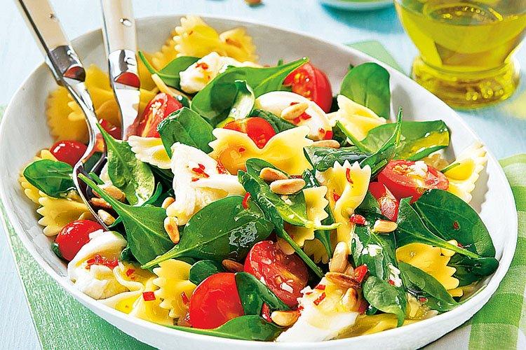 Ensalada con pasta, cherry y espinacas