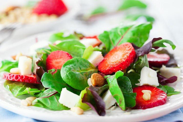 Ensalada de fresas, espinacas y almendras