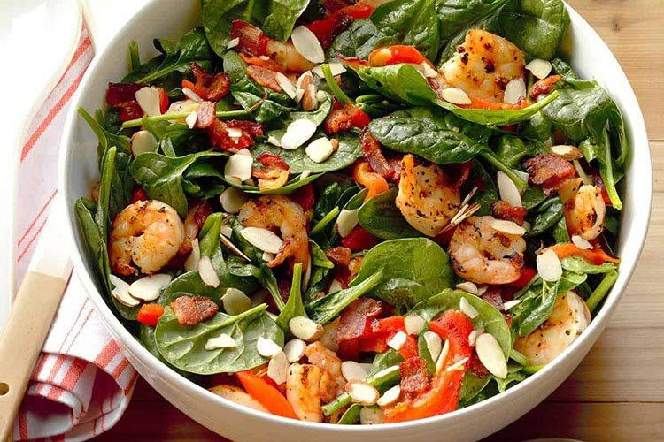 Ensalada de camarones y espinacas