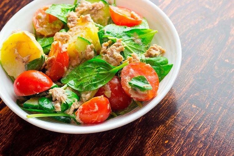 Ensalada de patata con espinacas y atún