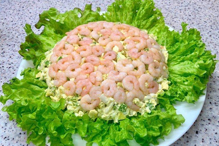 Ensalada de salmón en capas «Sándwich» con camarones
