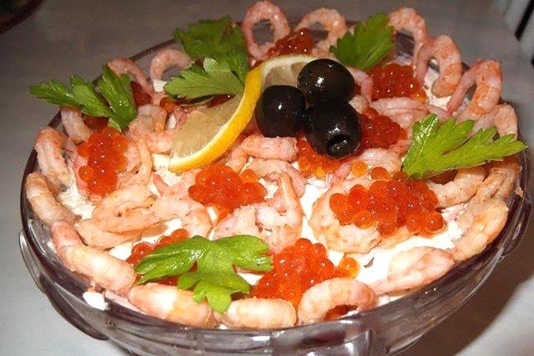 Ensalada «Marinero Satisfecho» con pescado rojo y camarones
