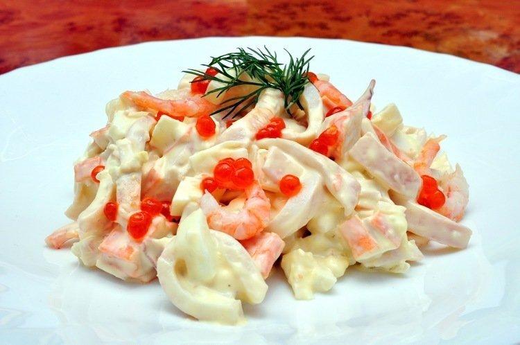 Ensalada «Belleza» con pescado rojo y mariscos