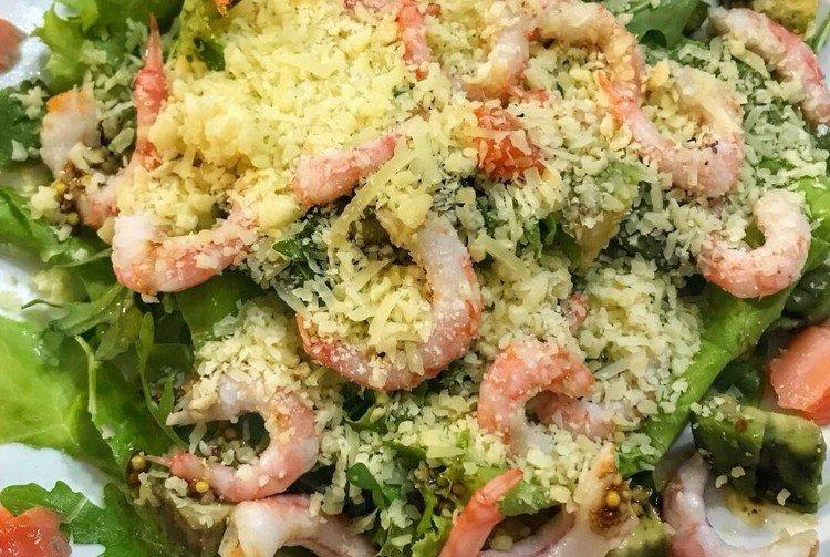 Ensalada de aguacate con pescado rojo y camarones tigre