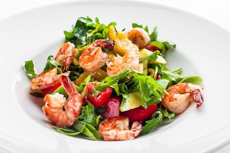 Ensalada tibia de salmón rosado cocido y camarones fritos