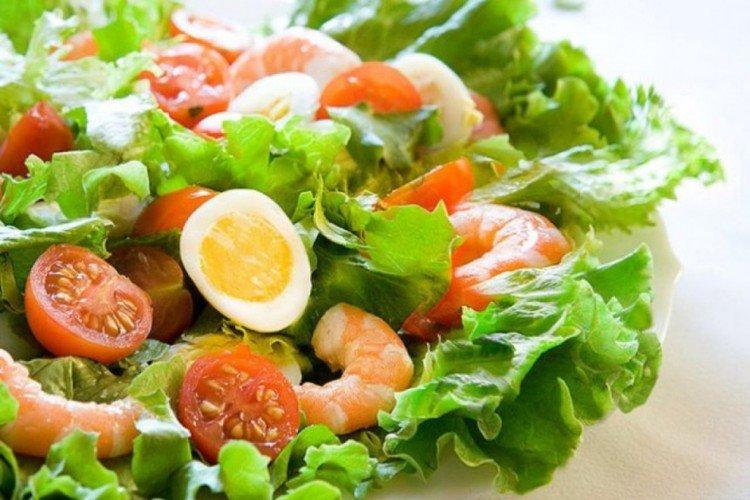 Ensalada con camarones, salmón y huevos de codorniz