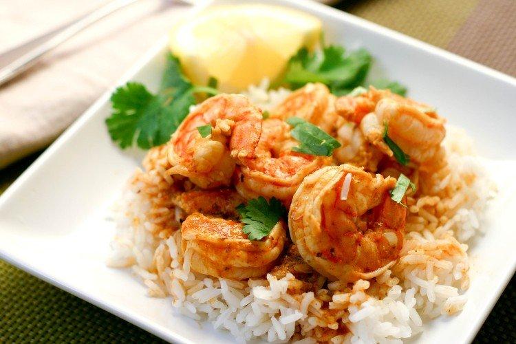 Ensalada de arroz, camarones y pescado rojo