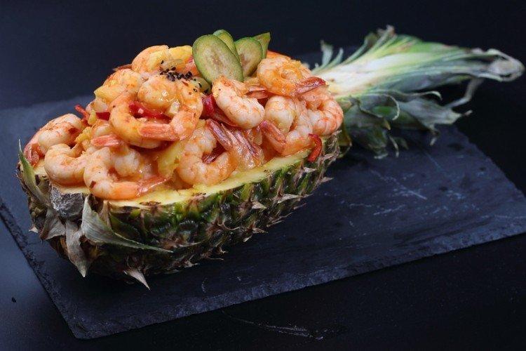Ensalada con piña, salmón y camarones