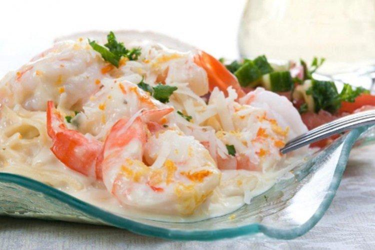Ensalada con pescado rojo, queso crema y camarones