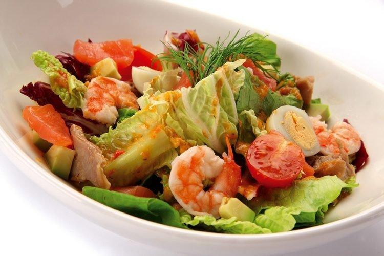Ensalada de trucha, tomates y camarones tigre