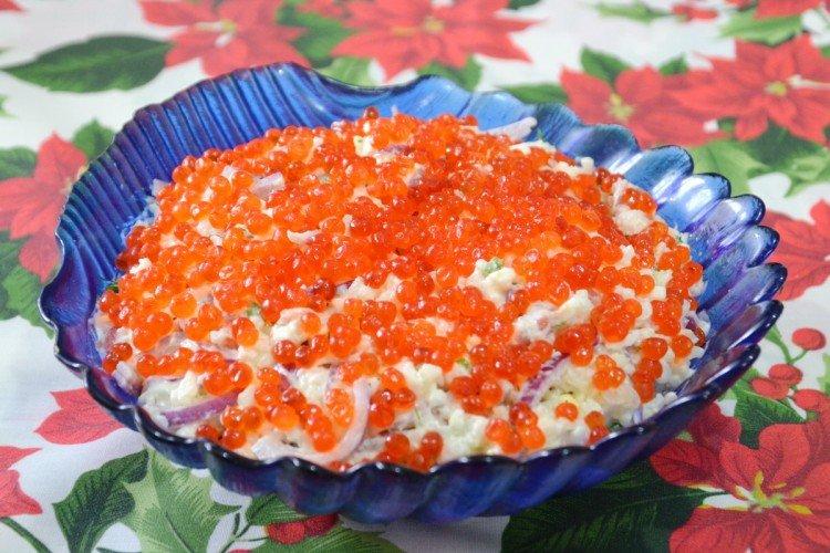 Ensalada con caviar rojo, salmón y camarones