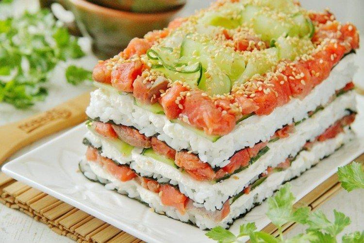 Ensalada «Tarta de Sushi» de salmón rosado ligeramente salado con camarones