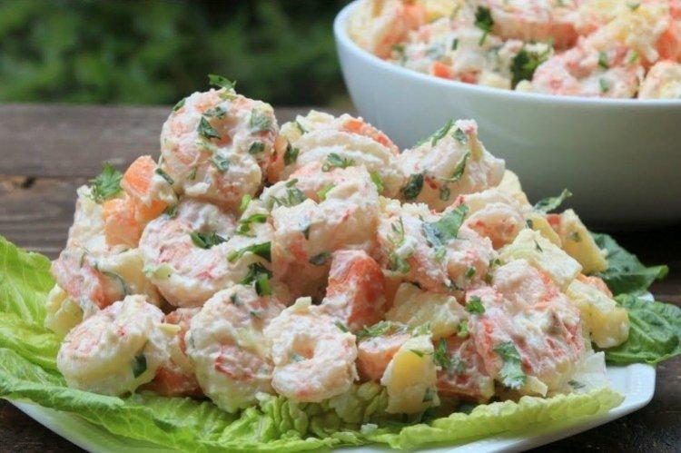 Ensalada de salmón keta poco salado y camarones gigantes