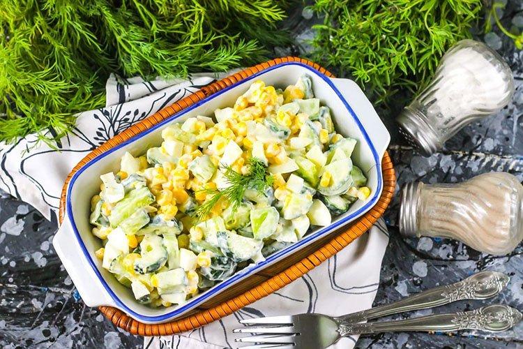 Salat mit Kohl, Gurken und Avocado