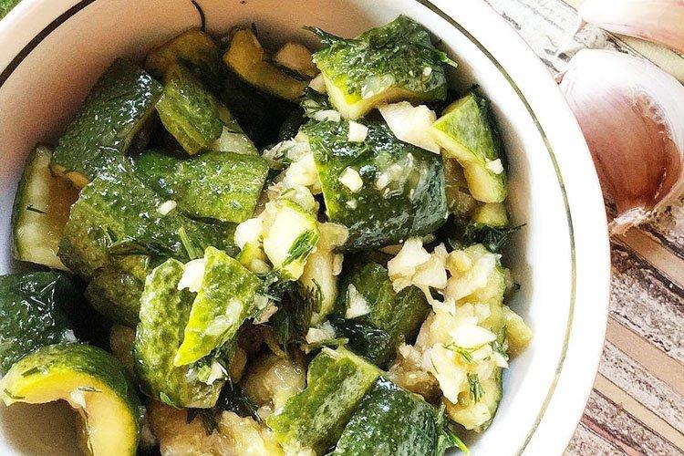 Salat „Scharf“ aus frischen Gurken