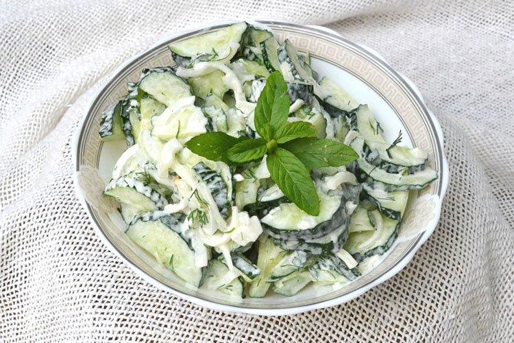 Diät-Salat mit Gurken und Minze