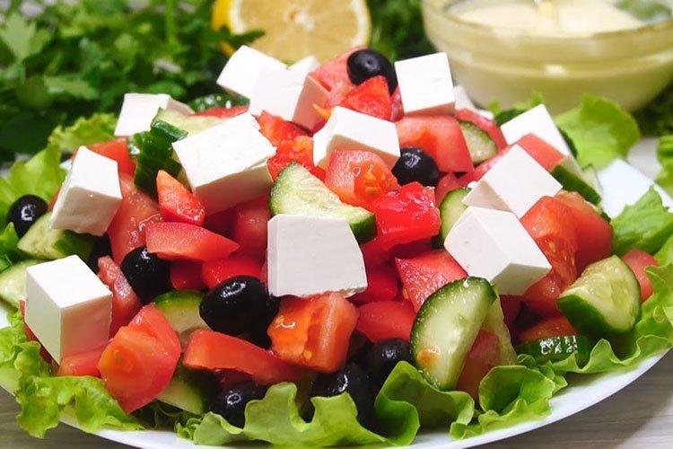 Griechischer Salat mit frischen Gurken