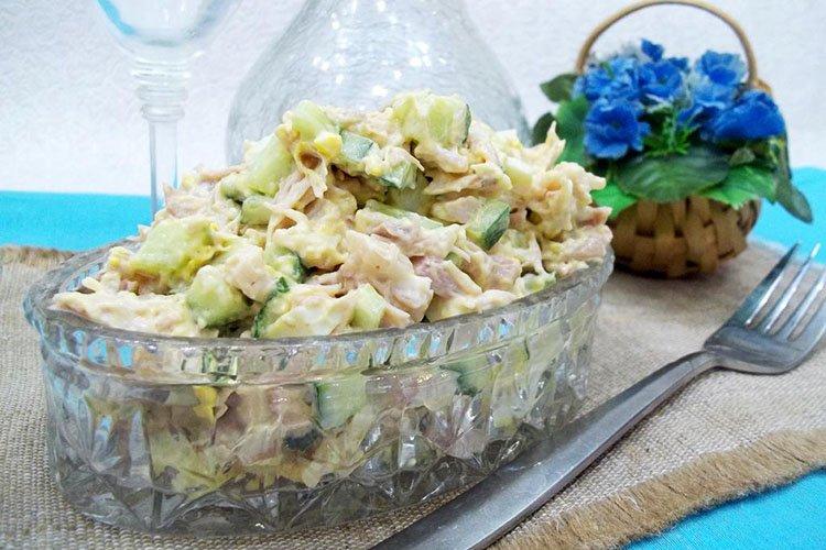 Salat mit Huhn, Gurken und Käse