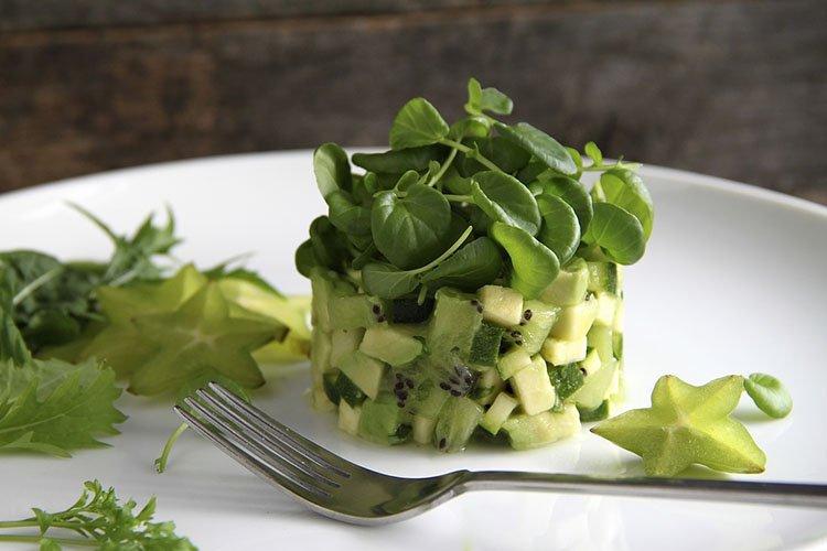 Gurkensalat mit Mango, Avocado und Kiwi