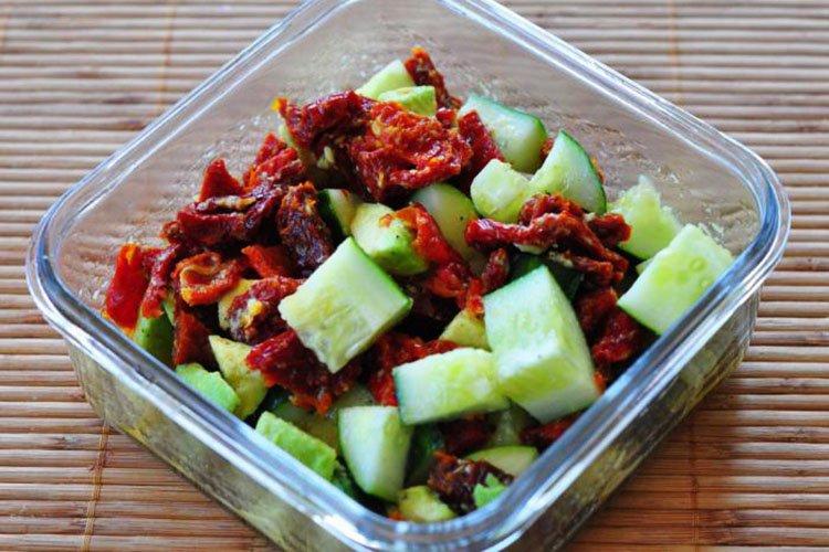 Salat mit Gurken und getrockneten Tomaten