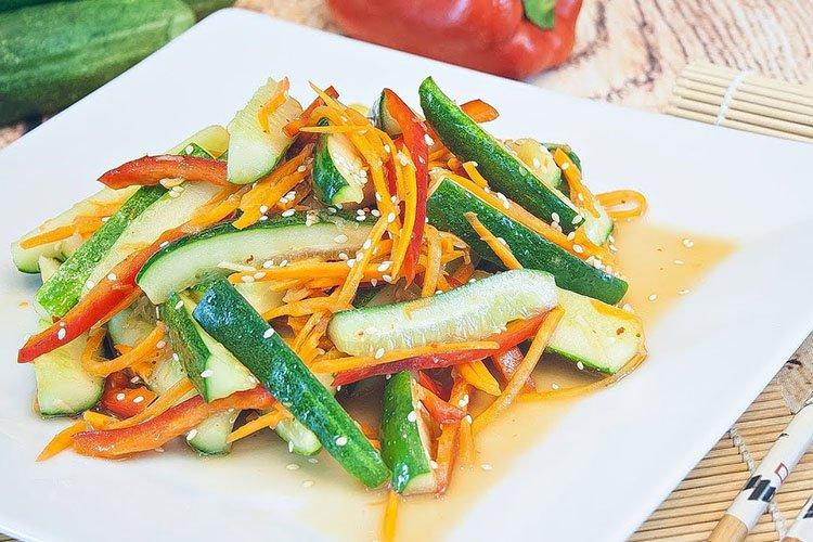 Gemüsesalat aus Gurken „Orientalisch“