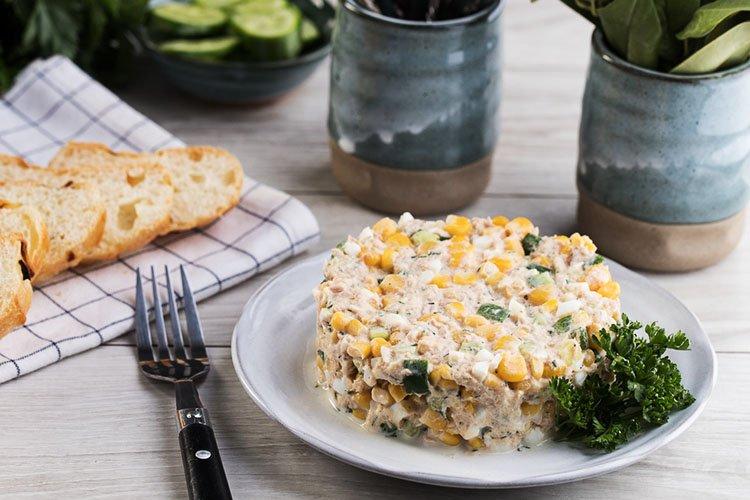 Salat mit Thunfisch und Gurken