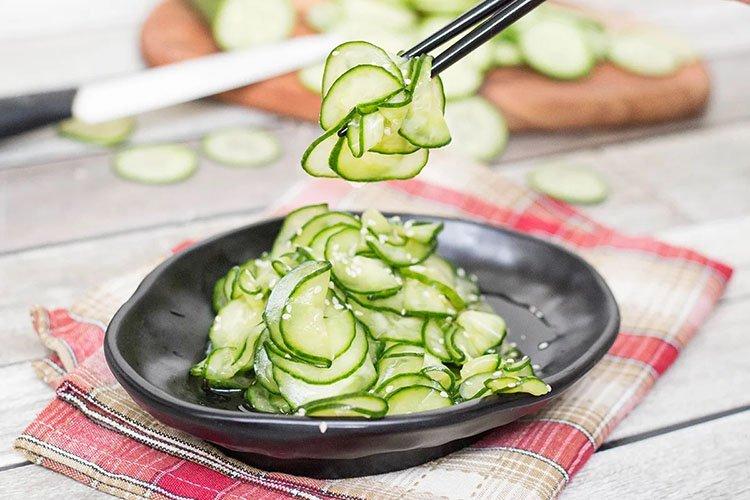 Salat mit Gurken und Knoblauch