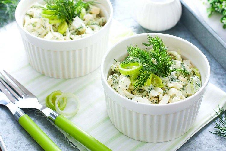 Salat mit Gurken, Äpfeln und Zwiebeln