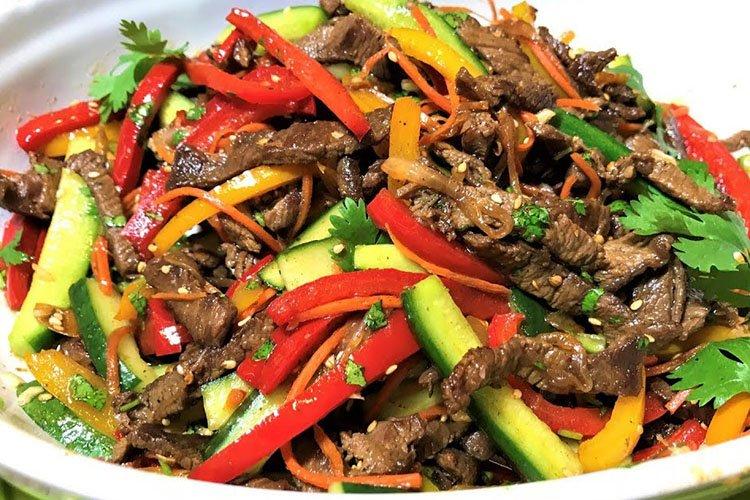 Salat mit Gurken nach koreanischer Art