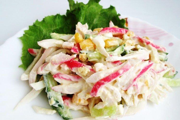 Salat „Schneekrabbe“ mit Gurken und Sauerrahm