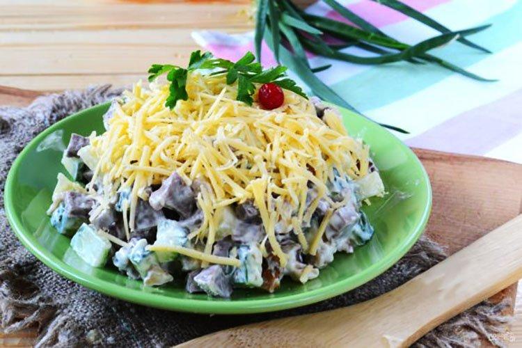 Salat aus Rinderzunge und Gurken