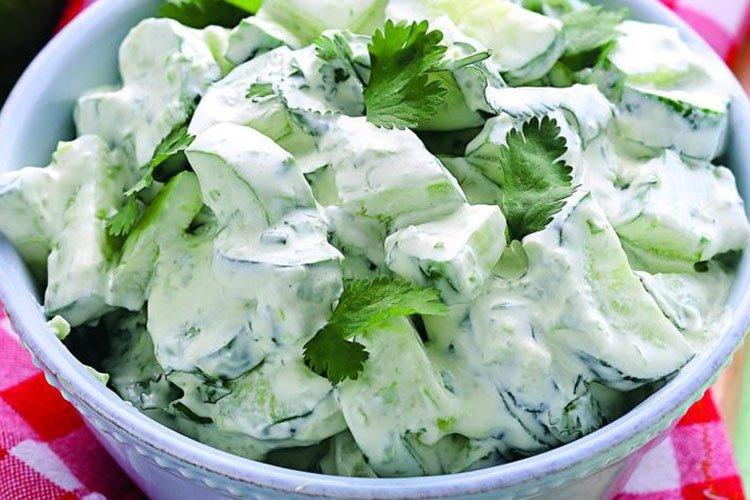 Salat mit frischen Gurken nach flämischer Art