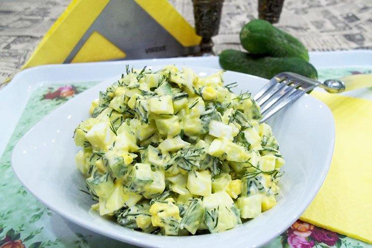 Salat mit gekochten Eiern und Gurken