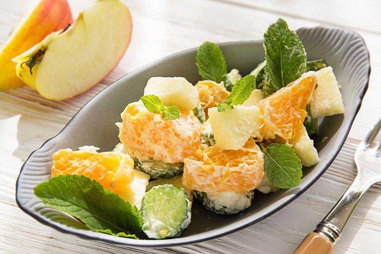 Salat mit Gurken, Orange und Minze
