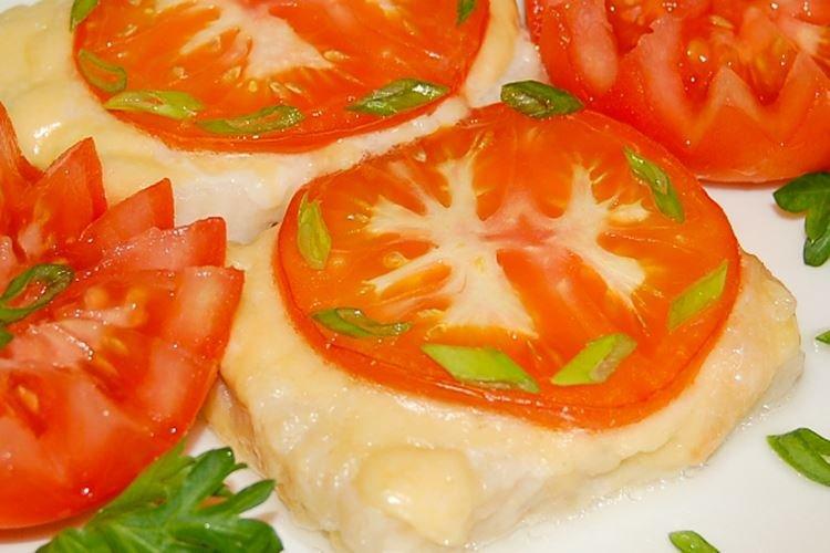 Filete de bacalao con tomates al horno