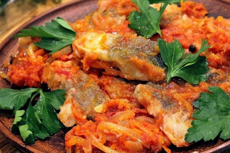 Filete de bacalao al horno con zanahorias y cebolla
