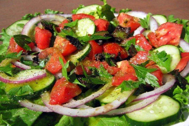 Ensalada fresca de verduras con salsa de soja