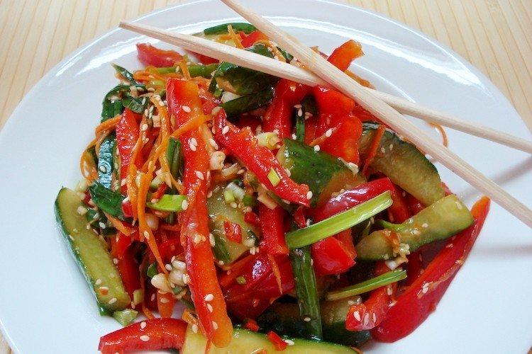 Ensalada rápida con pepinos y pimiento