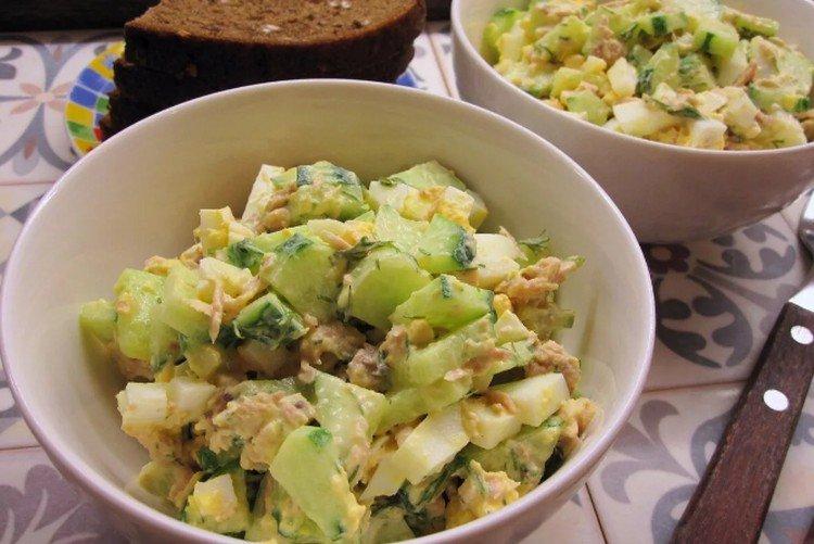 Ensalada de atún, huevos y queso procesado