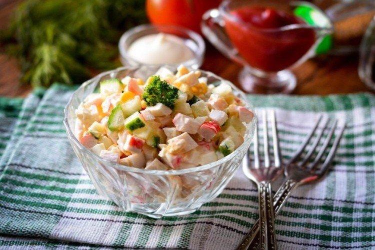 Ensalada rápida con palitos de cangrejo