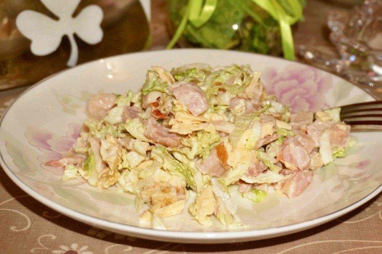 Ensalada con pollo ahumado y picatostes