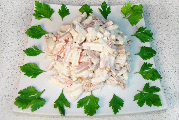 Ensalada con jamón, calamares y palitos de cangrejo