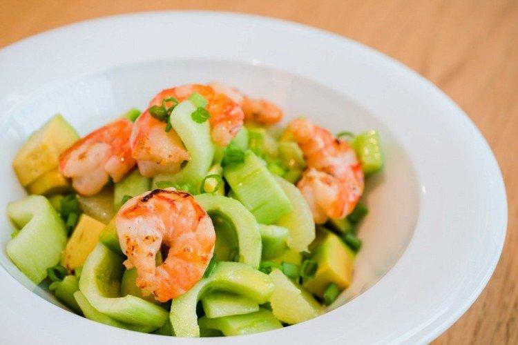 Ensalada rápida con camarones y aguacate