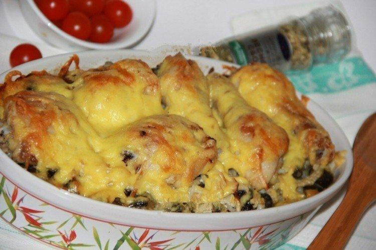 Pollo con patatas, champiñones y pepinillos
