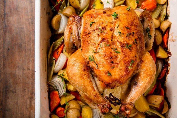 Pollo con patatas y verduras al horno