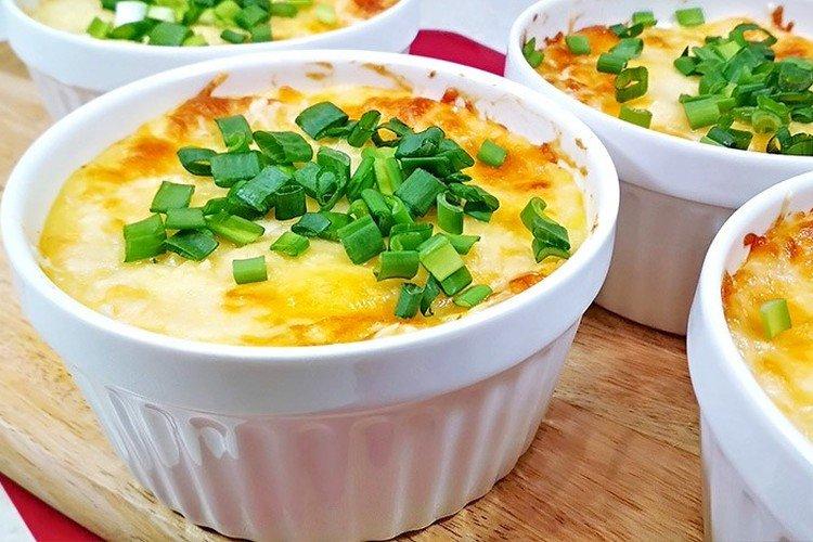 Pollo con patatas y queso al horno
