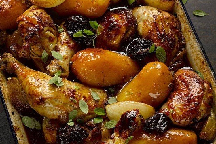 Pollo con patatas y ciruelas pasas