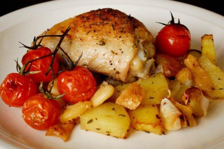Pollo con patatas y tomates en kéfir
