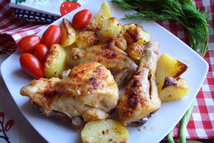 Pollo con patatas, ajo y adjika al horno