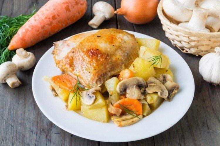 Pollo con patatas y champiñones al horno